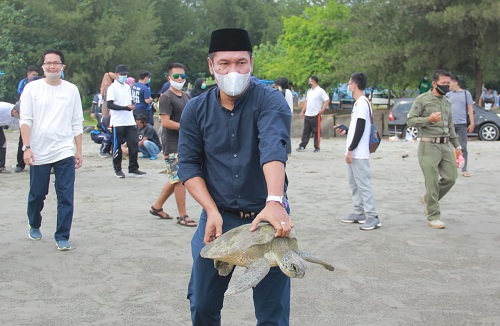 Peringati Hari Oeang ke-74, DJPB Bengkulu Lapas Penyu dan Tanam Pohon